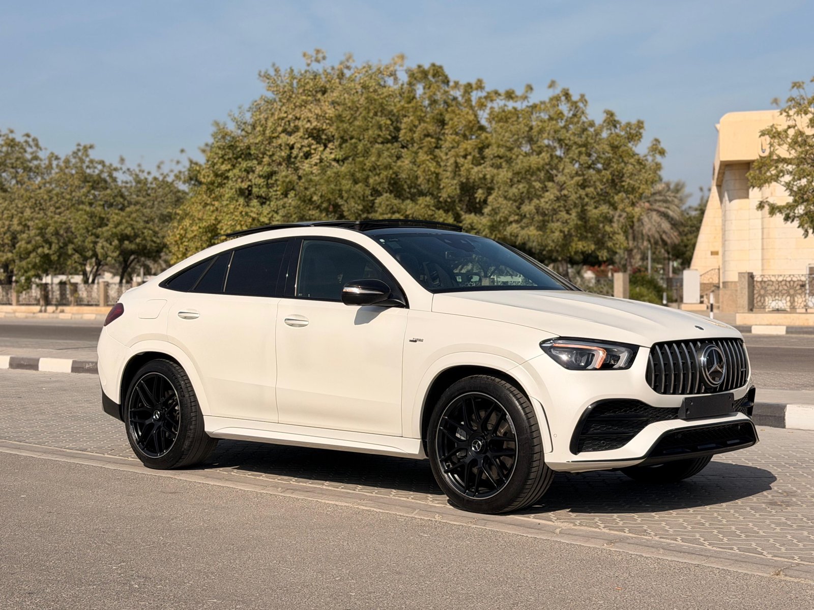 Mercedex Benz GLE53 2022 White image